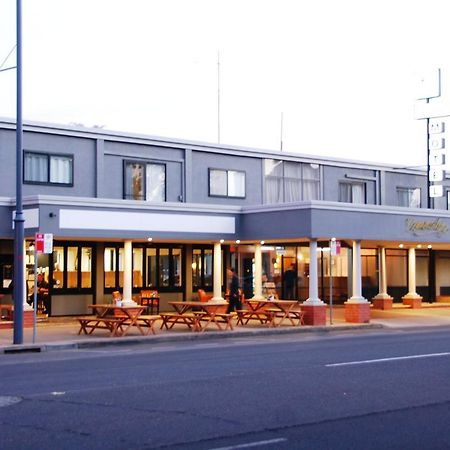Commodore Motor Inn オーブリー エクステリア 写真